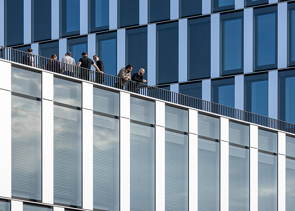 White anodized aluminium vs powder coated white